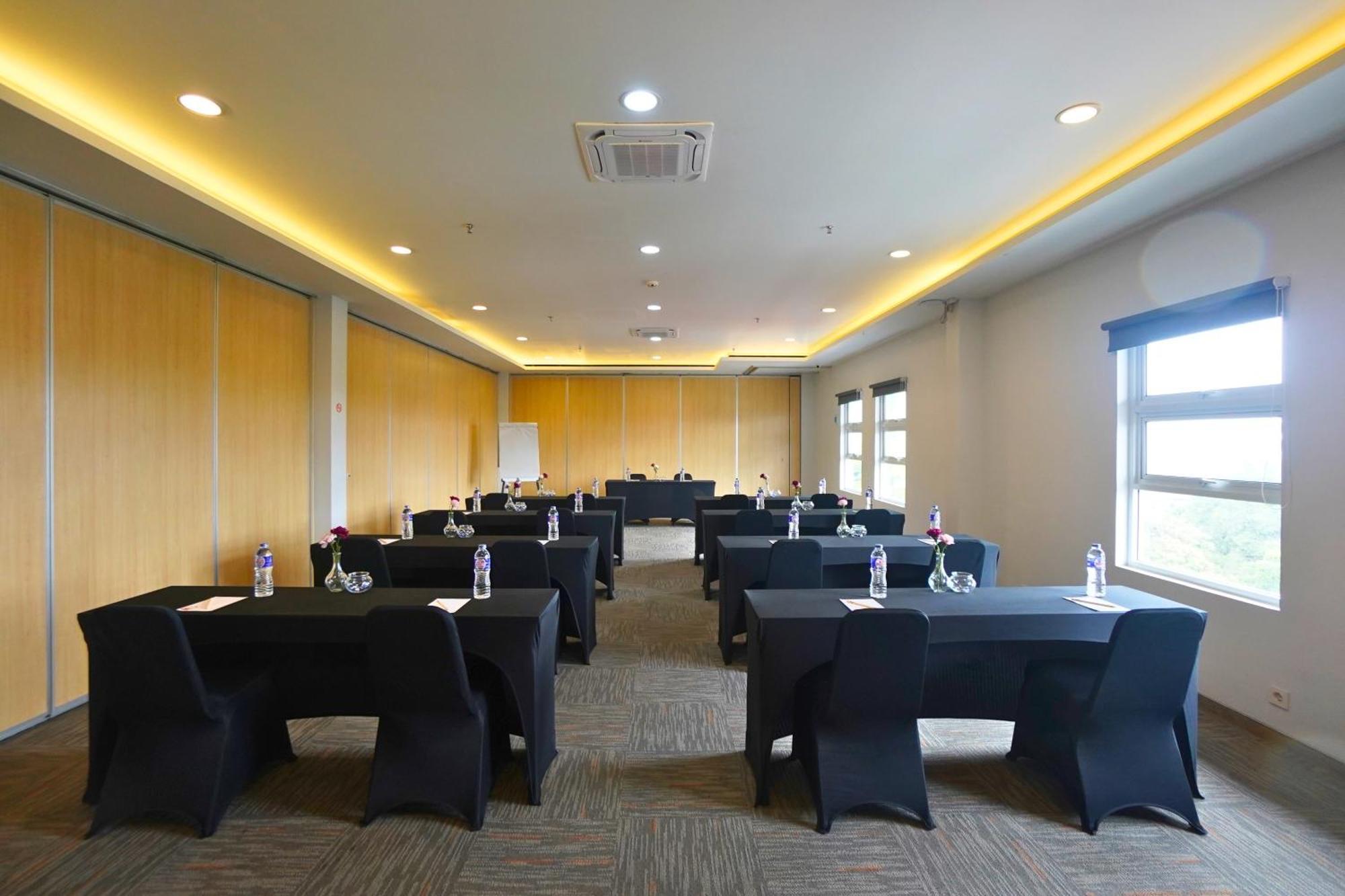 Front One Hotel Pasir Koja Bandung Exteriér fotografie